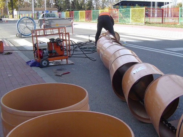 Kanały przy ul. Bursaki zmodernizowano metodą shortliningu, wprowadzając do wnętrza nowe przewody złożone z krótkich odcinków rur PVC