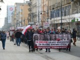 Antyszczepionkowcy protestują na Piotrkowskiej i pod Okręgową Izbą Lekarską [ZDJĘCIA, FILM]