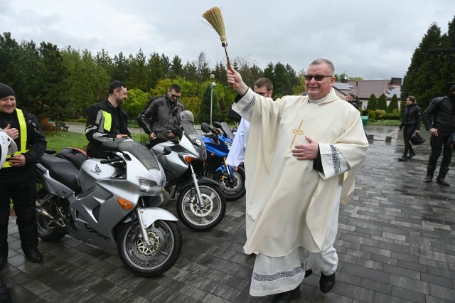 Ksiądz proboszcz Grzegorz Pałys poświęcił motocyklistów i ich motocykle.