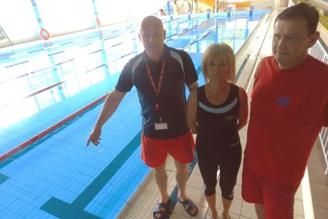 W środę basen opustoszał. Na zdj. pracownicy pływalni: Ryszard Tatarczuk,Renata Bich i Tomasz Kempa.
