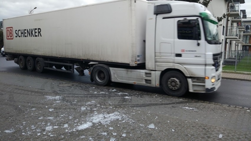 Z ciężarówek leci lód. Inspekcja nie sprawdzi, bo nie ma drabiny