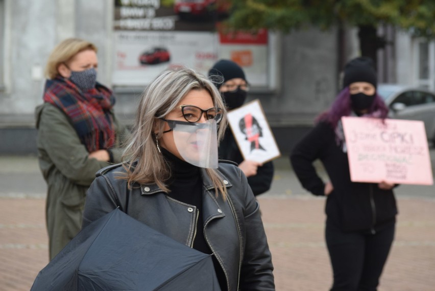 Cichy protest kobiet w Żorach. W milczeniu i z wymownymi transparentami spacerowały po Rynku. Po wyroku TK ws. aborcji zapłonęły też znicze