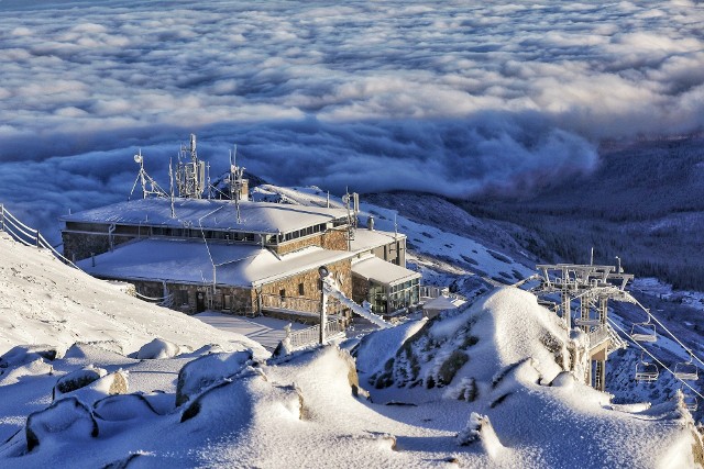 Z Kasprowego Wierchu wiodą dwie trasy zjazdowe, bardzo popularne wśród narciarzy. Trasa Gąsienicowa (10 km) opada do Doliny Gąsienicowej, a Goryczkowa (8 km) do Doliny Goryczkowej. Trasy mają przedłużenia, a przy dobrej pogodzie z Kasprowego Wierchu można zjechać na nartach nawet do Zakopanego przez Kuźnice.