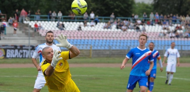 W sobotnim meczu ze Stalą Nowa Dęba bramkarz Sokoła Nisko Tomasz Wietecha (w żółtym stroju) miał wiele pracy. 