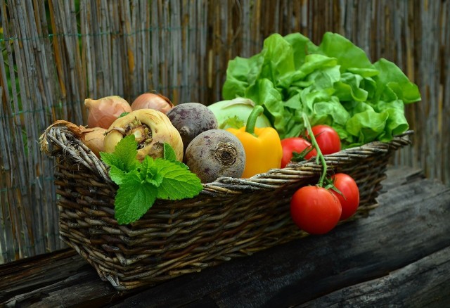 Jakie są nasze ulubione warzywa i owoce? najcześciej sięgamy po pomidory i jabłka.