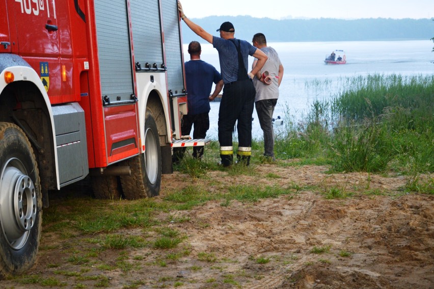 Akcja poszukiwawcza na jeziorze w Chotkowie. Szukają 24-latka (zdjęcia)