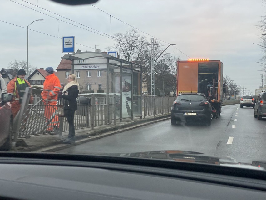 Wypadek na skrzyżowaniu ulic Mickiewicza i Poniatowskiego w Szczecinie! Możliwe utrudnienia w ruchu