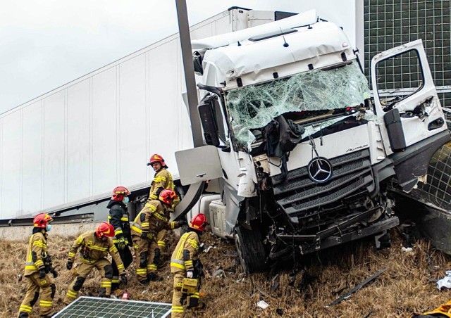 Około godz. 12.50, w sobotę, 5 lutego doszło do wypadku na autostradzie A4 w Zabrzu w kierunku Katowic