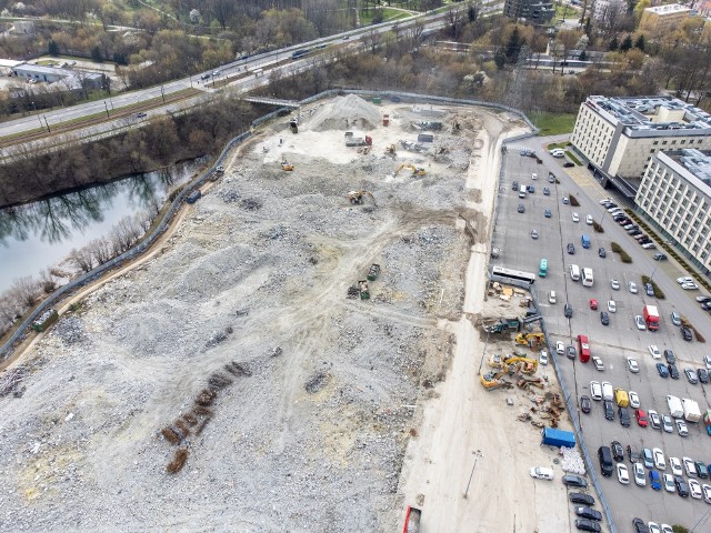 Kraków Plaza, a raczej to co zostało z dawnej galerii - nieczynny obiekt handlowo-usługowy w dzielnicy Grzegórzki w Krakowie, przy alei Pokoju 44. Obiekt został otwarty w 2002 roku, zamknięto go po 19 latach w roku 2021. Galeria handlowa została wybudowana przez przedsiębiorstwo Skanska w latach 2001–2002. Centrum posiadało 60 tys. m. kw. powierzchni użytkowej, 120 lokali handlowo-usługowych oraz przy budynku znajdowało się 1500 miejsc parkingowych. Teren to ok. 80000 metrów kwadratowych.