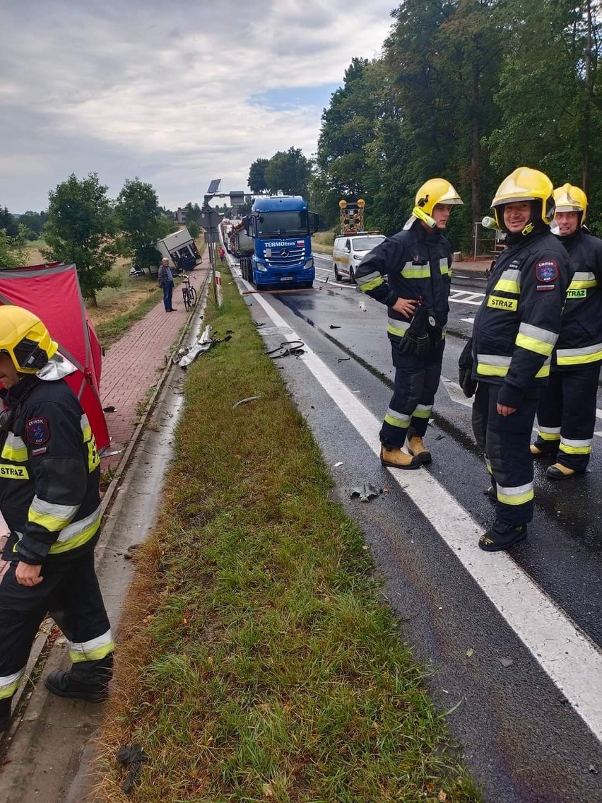 Zderzenie dwóch samochodów osobowych, busa i ciężarówki na drodze krajowej numer 74 w Ćmińsku. Zginęła kobieta. Zdjęcia