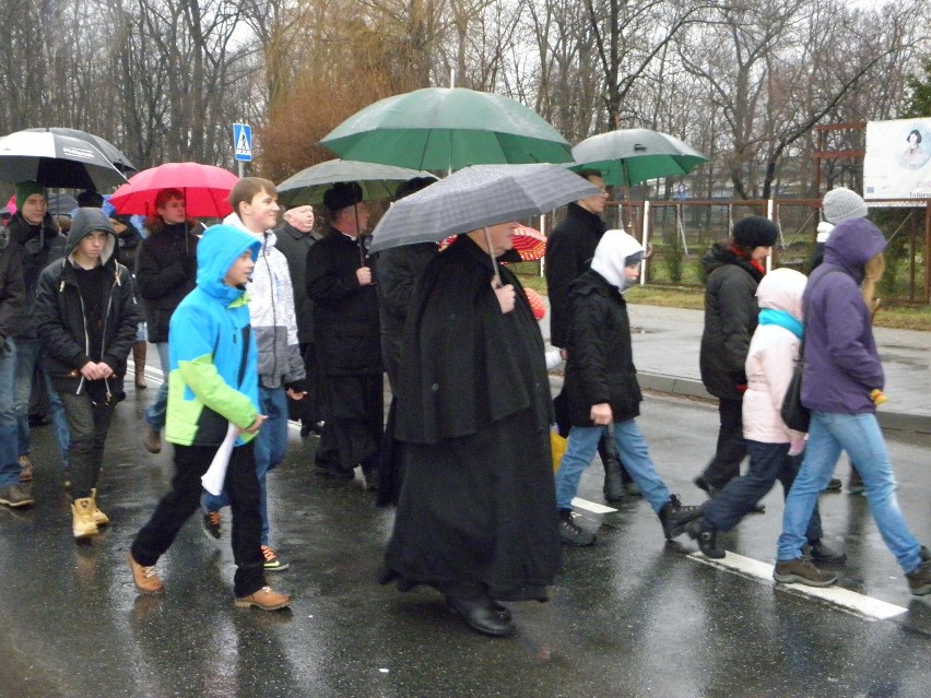 Krzyż ŚDM w Żorach: Adoracja i procesja [ZDJĘCIA]