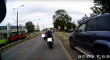 Fordońska w Bydgoszczy. Motocykliści blokują ulicę, kierowca z impetem wjeżdża na chodnik [WIDEO]