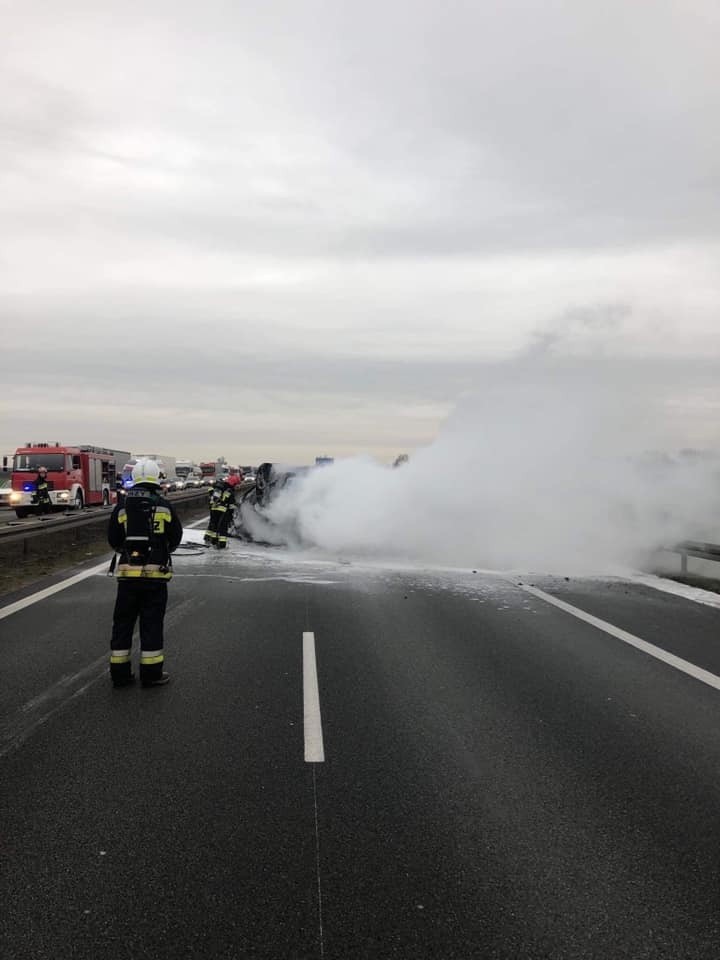 Wypadek na autostradzie A2 [AKTUALIZACJA]: Jedno z aut stanęło w płomieniach. Ruch w stronę Świecka jest utrudniony