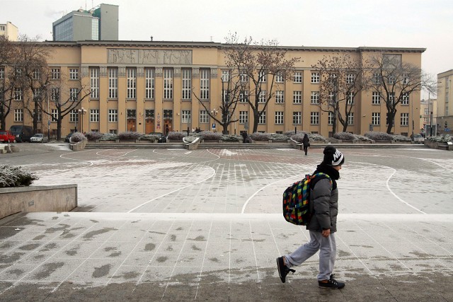 Piesza szła chodnikiem wzdłuż bloku na jednym z łódzkich osiedli, gdy usłyszała za sobą dzwonek roweru. Nie zeszła z drogi uznając, że chodnik jest zbyt wąski, a ponadto nie jest przeznaczony do jazdy na rowerze. Rowerzystka (która jak ustalił później sąd, często jeździła chodnikiem wzdłuż bloków, na co skarżyli się okoliczni mieszkańcy i zwracali jej uwagę, aby tego nie robiła) próbowała ją wyprzedzić. Doszło do... szarpaniny! Czytaj na kolejnym slajdzie >>>