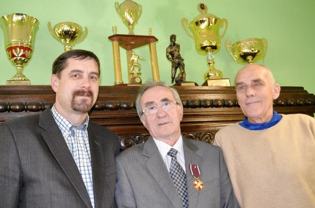 Jerzy Rączka (w środku) nie żałuje, że kawał życia i sporo pieniędzy oddał Olimpii.  Z prawej - Ryszard Szczepański, z lewej Marek Szymkowicz.