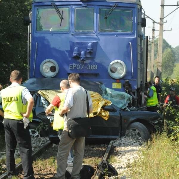Tragiczny wypadek na  przejeździe kolejowym w  Schodni niedaleko Ozimka powinien być dla kierowców ostrzeżeniem.