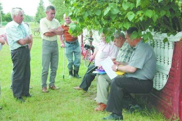 Wczoraj w Dubiażynie z mieszkańcami wsi rozmawiali przedstawiciele powiatowego nadzoru budowlanego oraz gminy