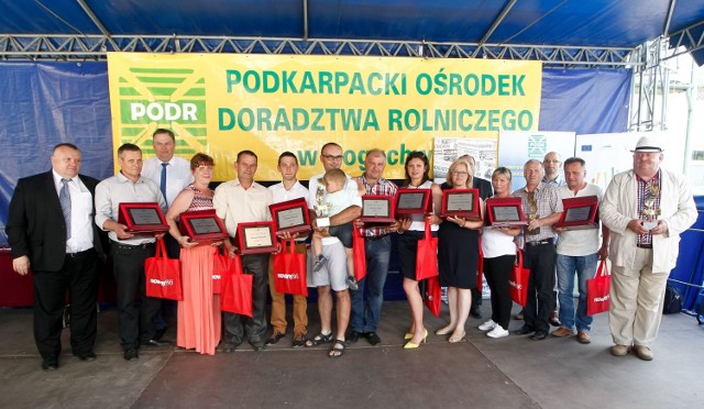 Pamiątkowe zdjęcie laureatów plebiscytu „Rolnik Roku 2016” oraz „Sołtys Roku 2016” wraz organizatorami, sponsorami, partnerami i patronami konkursu. Uroczysta gala odbyła się w niedzielę w Podkarpackim Ośrodku Doradztwa Rolniczego w Boguchwale