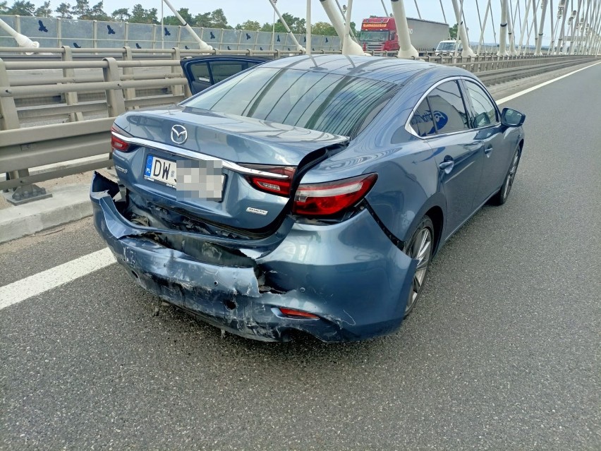 Wypadek dwóch aut na moście Rędzińskim. Utrudnienia na AOW w kierunku Warszawy [ZDJĘCIA]
