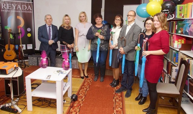 Doborowa załoga kazimierskiej Biblioteki Publicznej - na zdjęciu z burmistrzem Adamem Bodziochem (pierwszy z lewej) - przygotowała grudniowe święto patrona: REYADĘ 2018.