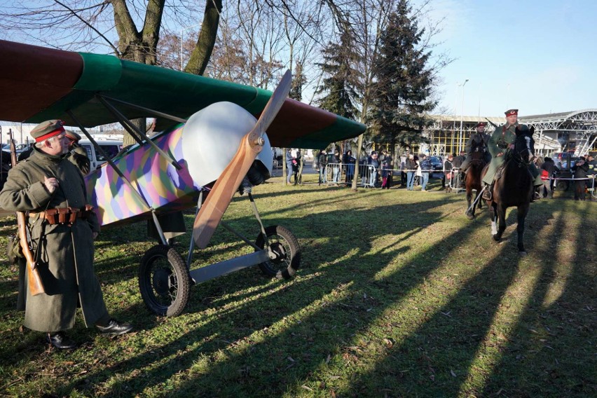 Podczas pikniku można było z bliska obejrzeć m.in. replikę...