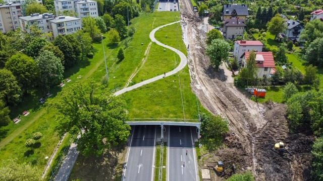 W Bielsku-Białej przy Hulance powstaje nowa droga. Zobacz kolejne zdjęcia. Przesuwaj zdjęcia w prawo - naciśnij strzałkę lub przycisk NASTĘPNE