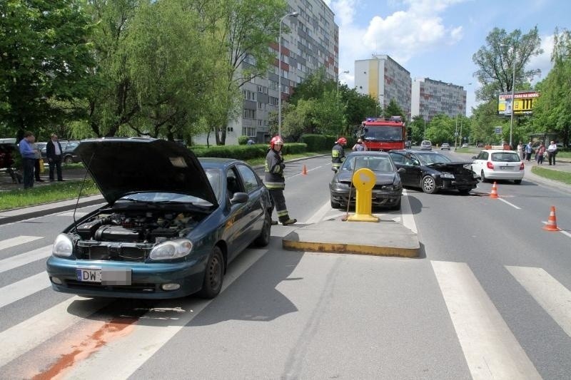 Wrocław: Wypadek na Popowickiej, zderzyły się trzy auta (ZDJĘCIA)