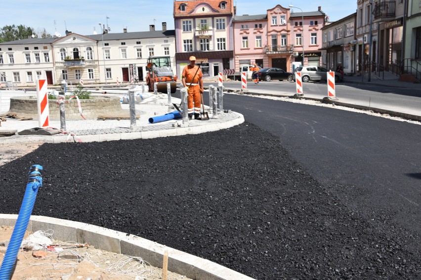 Na rynku w Mroczy już kładą asfalt. Uwaga! Są utrudnia (zdjęcia)