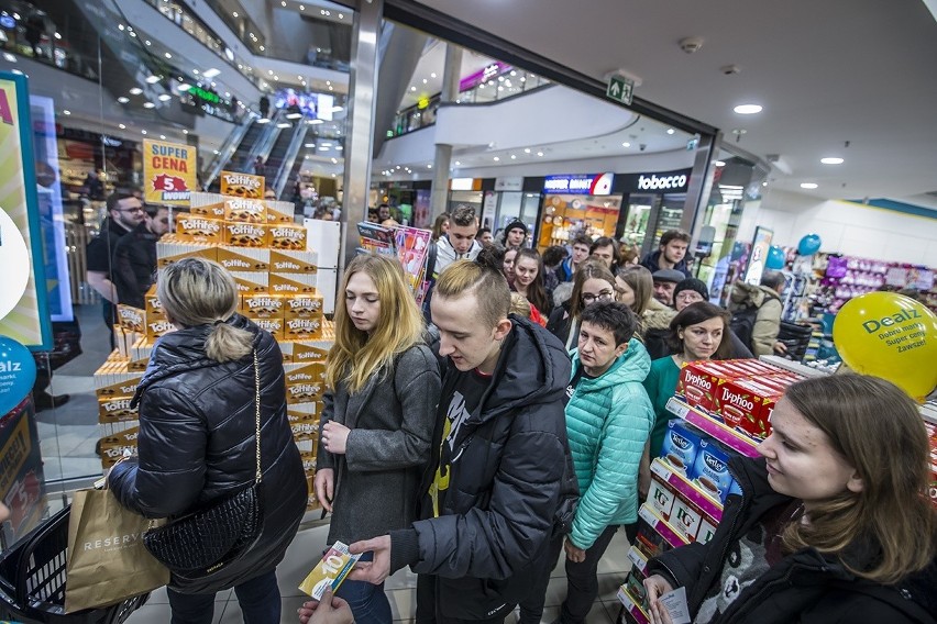 Otwarcie sklepu Dealz w Supersamie w Katowicach ZDJĘCIA. To 53. sklep  brytyjskiej marki w Polsce. Na otwarciu były tłumy | Dziennik Zachodni