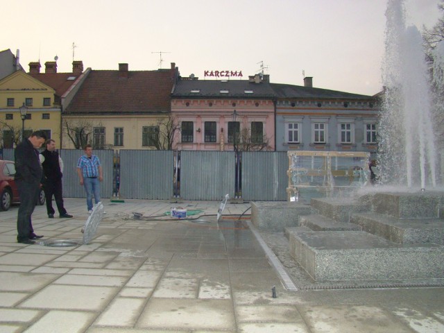 Sławomir Chudoba (z lewej )i Marcin Chudoba (z prawej) pracowali przy fontannie dniem i nocą