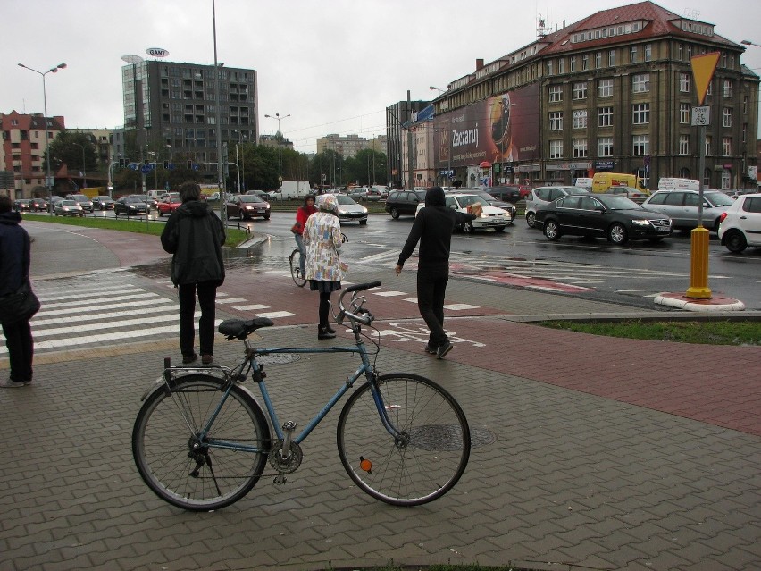 Wolontariusze rozdawali dzisiaj zmarzniętym rowerzystom...