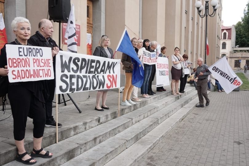 Protest przeciwko ustawie o Sądzie Najwyższym na pl. Dąbrowskiego w Łodzi