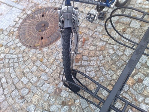 Wykrzywione koło. Efekt parkowania roweru w stojaku.