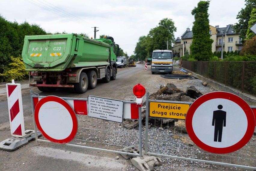 Mieszkańcy mają już dość niekończącej się przebudowy ul....