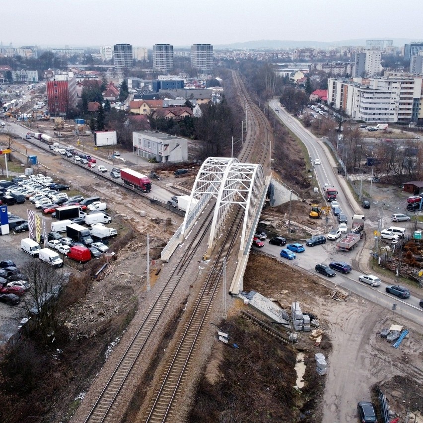 Kraków. Nowy wiadukt nad al. 29 Listopada już gotowy i dłuższy. Więcej miejsca dla aut