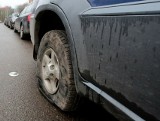Ktoś przebił opony w ponad 20 samochodach przy giełdzie w Chwaszczynie. Policjanci szukają sprawców!