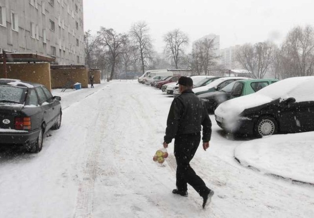 Zima to horror dla pieszych- Dramat &#8211; piesi stan chodników określają jednym słowem. &#8211; Śniegu jest coraz więcej, w niektórych miejscach chodzić się po prostu nie da &#8211; mówią. Strażnicy miejscy zapewniają, że stan chodników kontrolują.