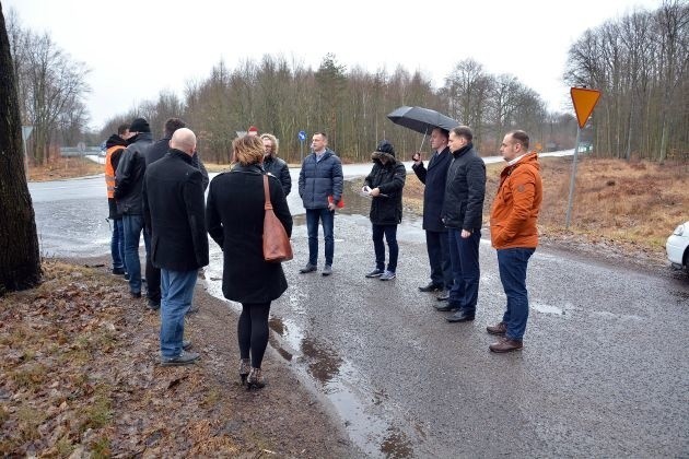 Urzędnicy i przedstawiciele policji odwiedzili najbardziej niebezpieczne miejsca na drodze wojewódzkiej nr 132.