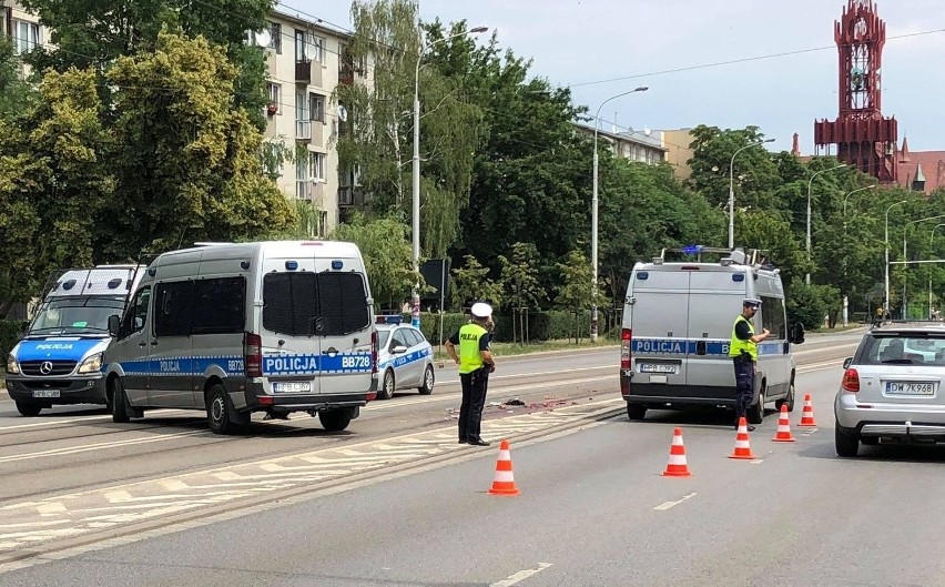 Tramwaj ciągnął kobietę kilkaset metrów. Rozszarpał jej ciało. Prokuratura: motorniczy jest niewinny