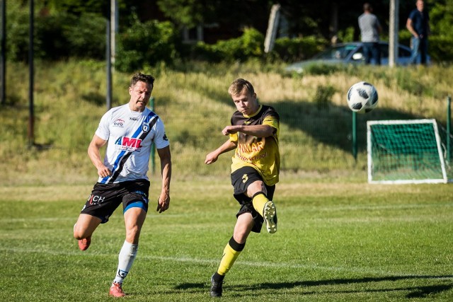 W meczu piłkarskiej A klasy Zawisza Bydgoszcz pokonał GLKS Osielsko 2:0. Niebiesko-czarni liderują w rozgrywkach i są blisko awansu do klasy okręgowej. Dziś bramki strzelili: Sergiusz Kot i Wojciech Ruczyński.Zapis relacji na żywo: >> tutaj 