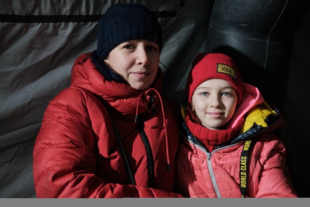 Wśród uchodźców spotykamy Natalię i jej 10 -letnią córkę Weronikę. Przyjechały do Budomierza z Sum. Ukrainki, dwa dni temu zostały ewakuowane z oblężonego miasta