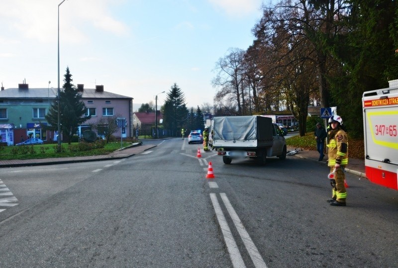 Zderzenie dostawczego volkswagena z 12-letnim rowerzystą w Jedliczu. Chłopiec trafił do szpitala [ZDJĘCIA]