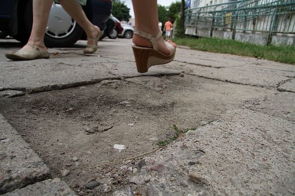 Pokruszone płyty chodnikowe lub ich brak &#8211; tak wygląda chodnik przy ulicy Bema 2, gdzie codziennie przechodzą setki ludzi. Zarząd Mienia Komunalnego niedługo go wyremontuje. Powstanie też duży parking.