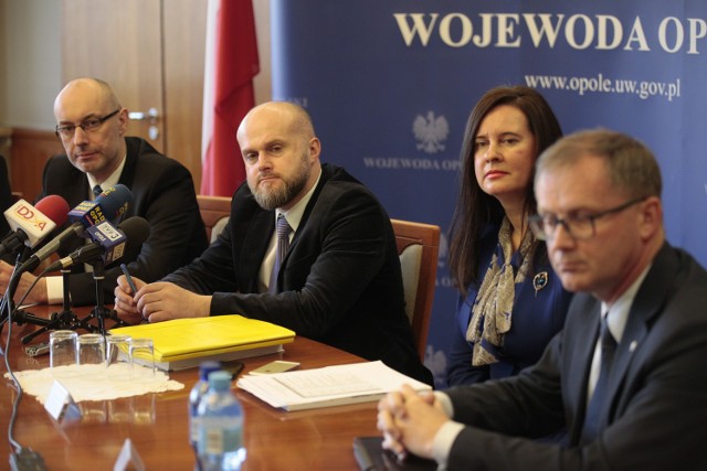 Krzysztof Łanda (drugi z lewej): Koszyk świadczeń gwarantowanych należy uporządkować, tak żeby stał się podstawowym narzędziem        regulacyjnym systemu
