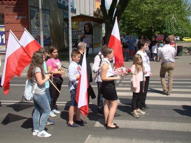 Oświęcim. Obchody święta Konstytucji 3 Maja. W biało-czerwonym marszu szli duzi i mali [ZDJĘCIA]