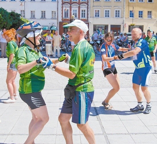 Cykliści potrafią się bawić. Tańczą, gdy tylko zagra im...