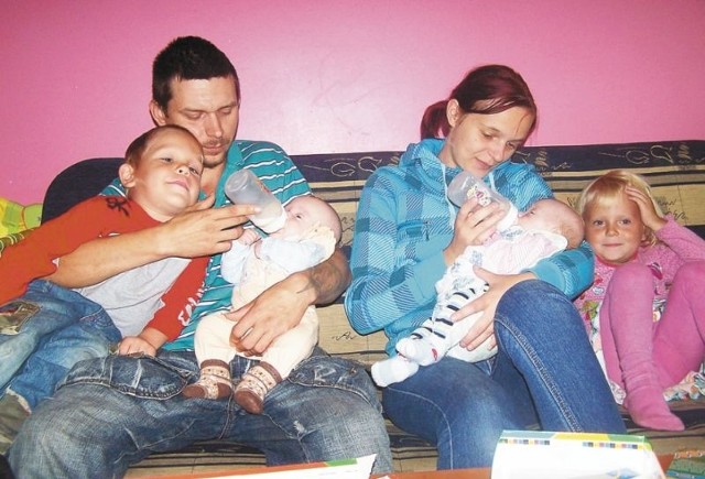 Ewelina i Kamil Kuczyńscy opiekują się chorymi córeczkami na zmianę. Do godziny drugiej w nocy czuwa żona, później wstaje mąż. Na zdjęciu z dziećmi: bliźniaczkami Anią i Magdą oraz córką Andżeliką i synem Fabianem.