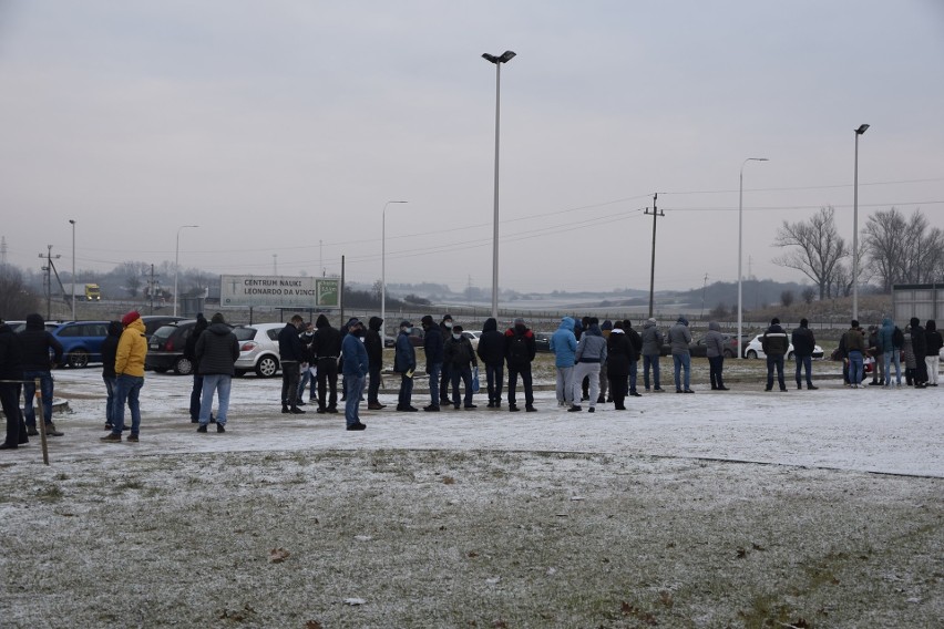 Ogromne zainteresowanie testami na przeciwciała koronawirusa. Długie kolejki chętnych [ZDJĘCIA]