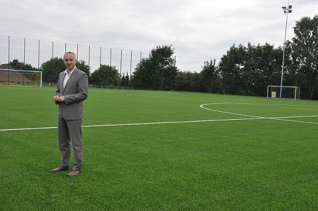 Pełnowymiarowe boisko do piłki nożnej podzielono na dwa mniejsze, dzięki czemu, w razie potrzeby, można odbywać równolegle dwa treningi, czy rozgrywać dwa mecze.
