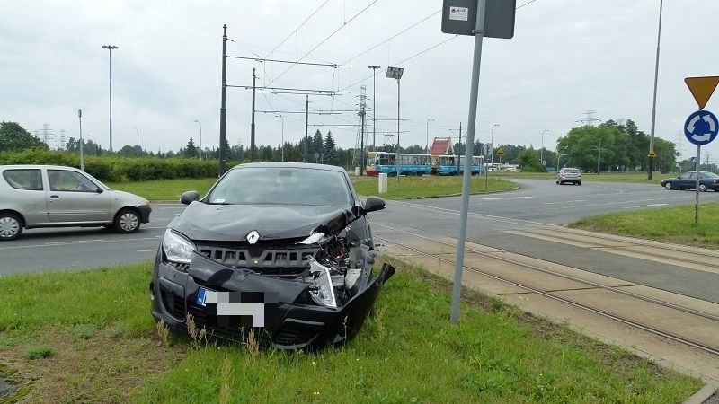 Wypadek na rondzie Sybiraków. Renault zderzyło się z tramwajem